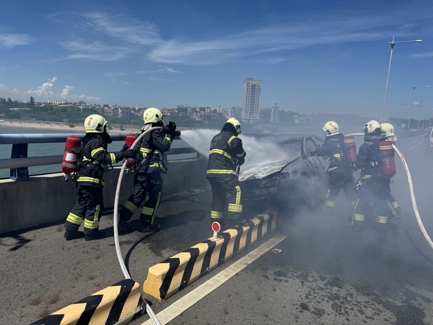 金門大橋轎車撞路緣石 起火燃燒畫面曝光 金門大橋轎車撞路緣石 起火燃燒畫面曝光