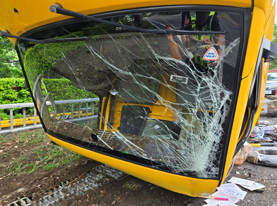 烏龜翻 金門小貨車於過彎時操控不當導致翻覆