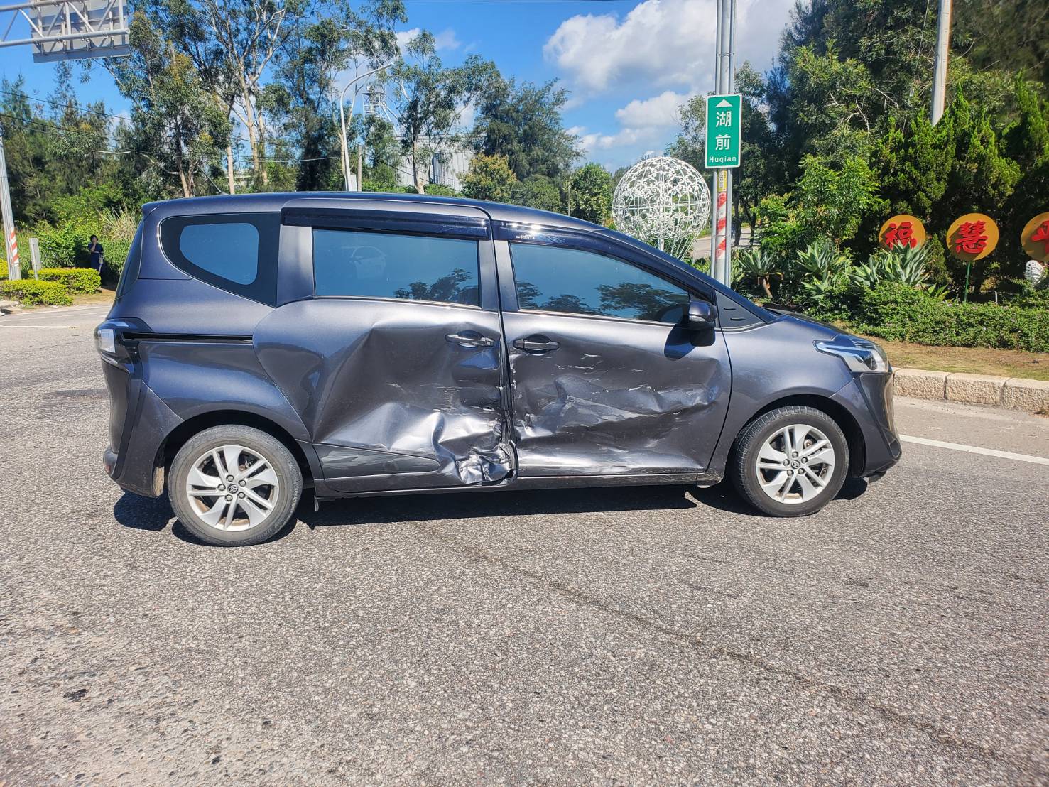 金門料羅圓環未禮讓環內車先行 工程車撞小客車 金門料羅圓環未禮讓環內車先行 工程車撞小客車