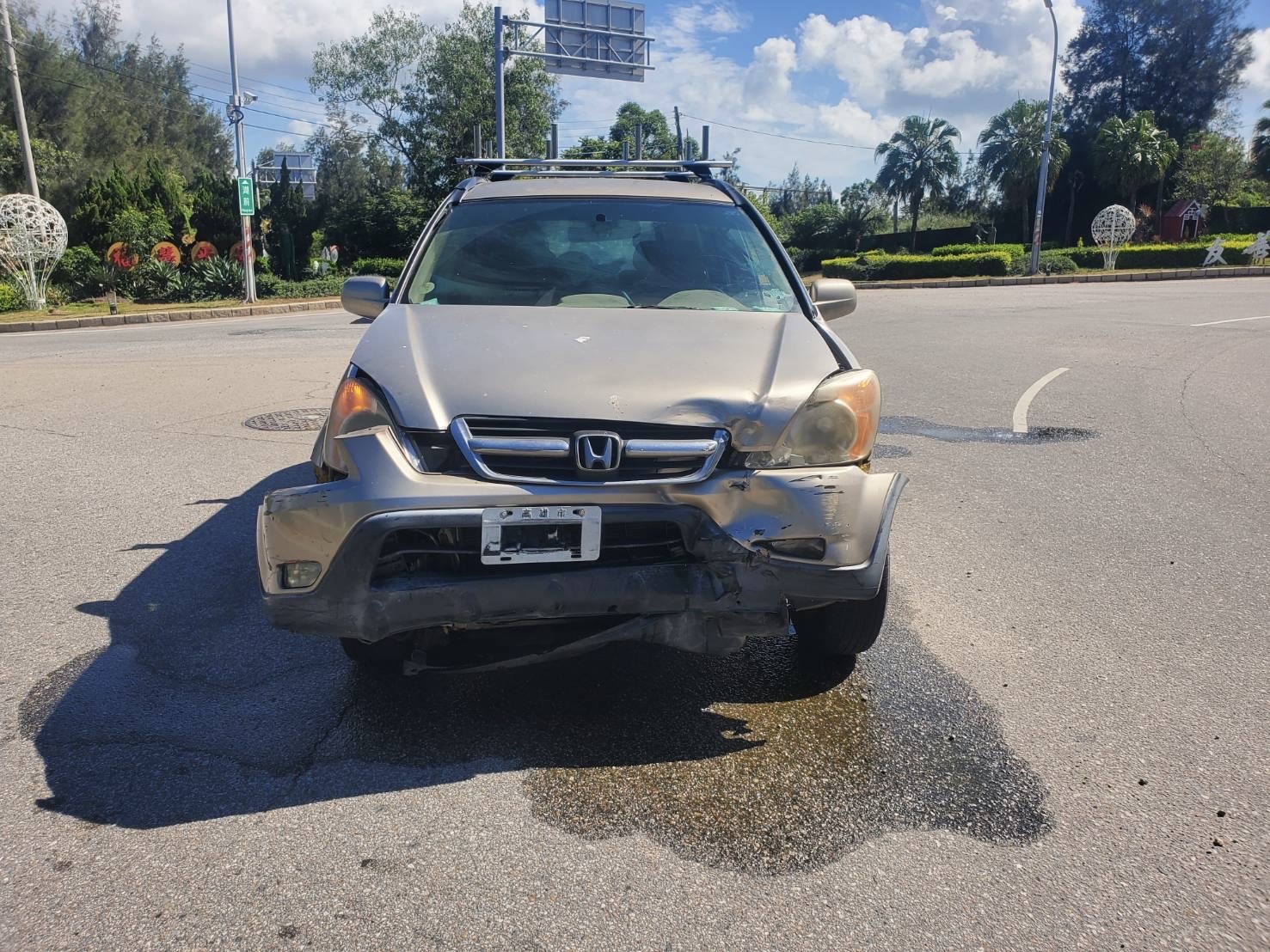 金門料羅圓環未禮讓環內車先行 工程車撞小客車 金門料羅圓環未禮讓環內車先行 工程車撞小客車