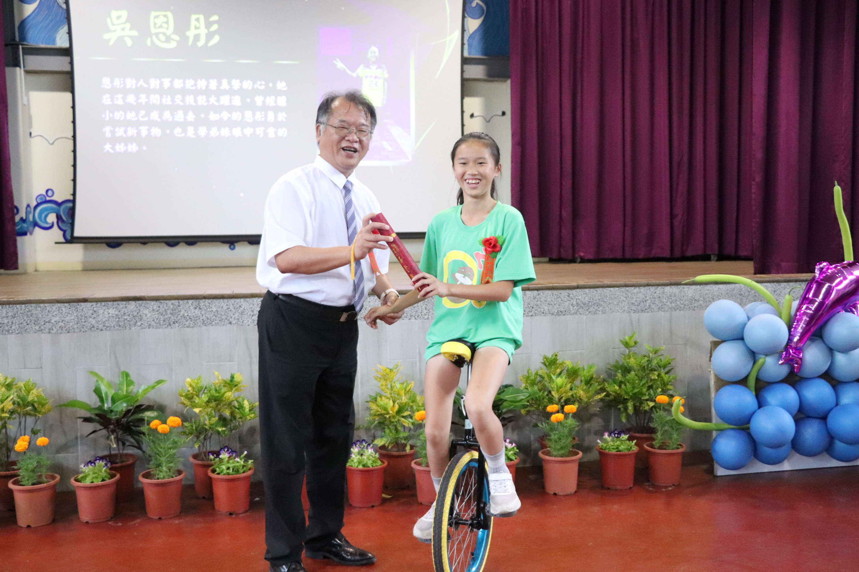 挑戰環島金門 多年國小畢典騎獨輪車領畢業證書 挑戰環島金門 多年國小畢典騎獨輪車領畢業證書