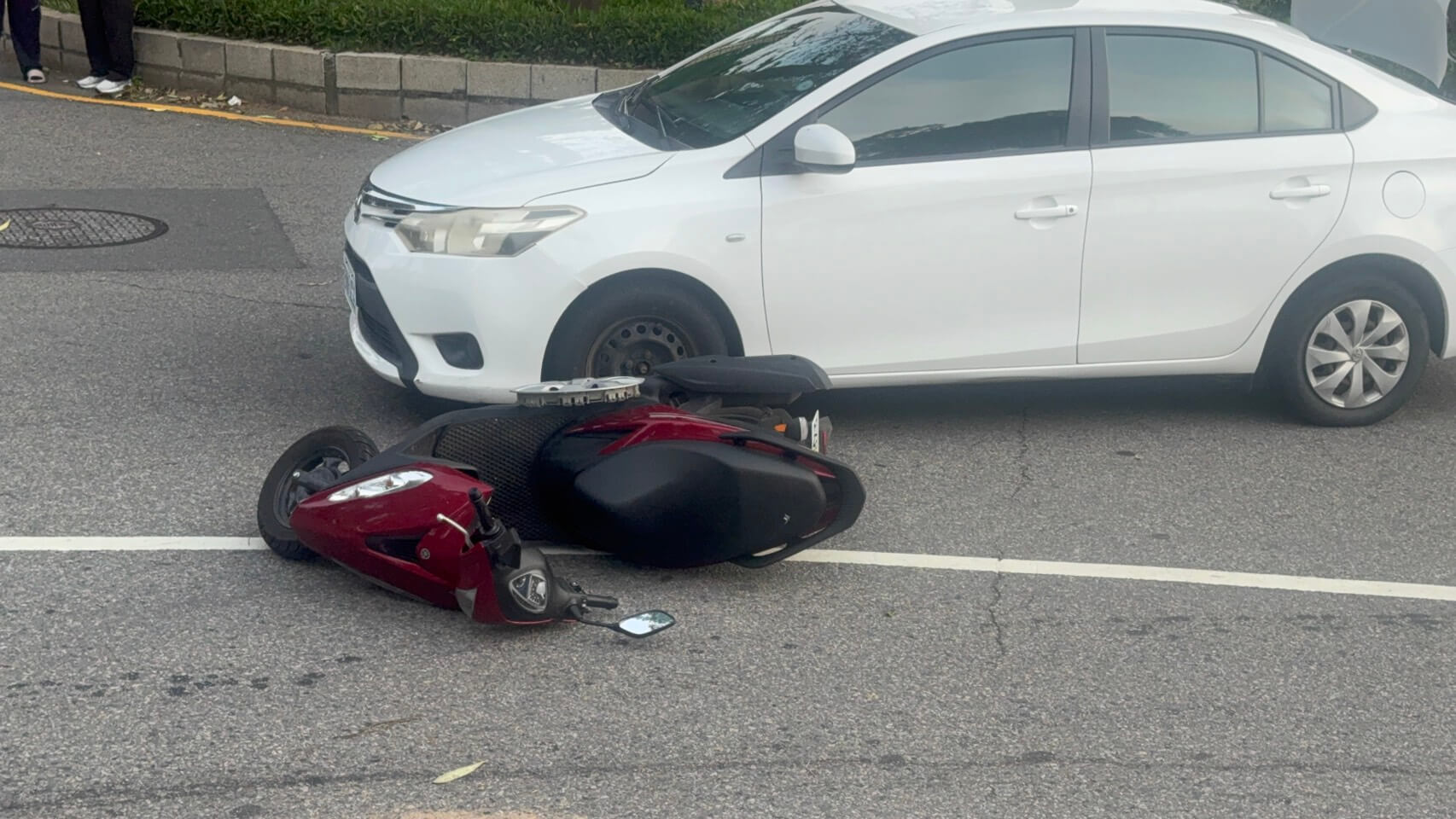 金門榜林圓環車禍 女騎士擦傷送醫 尖峰時段車流大打結 金門榜林圓環車禍 女騎士擦傷送醫 尖峰時段車流大打結