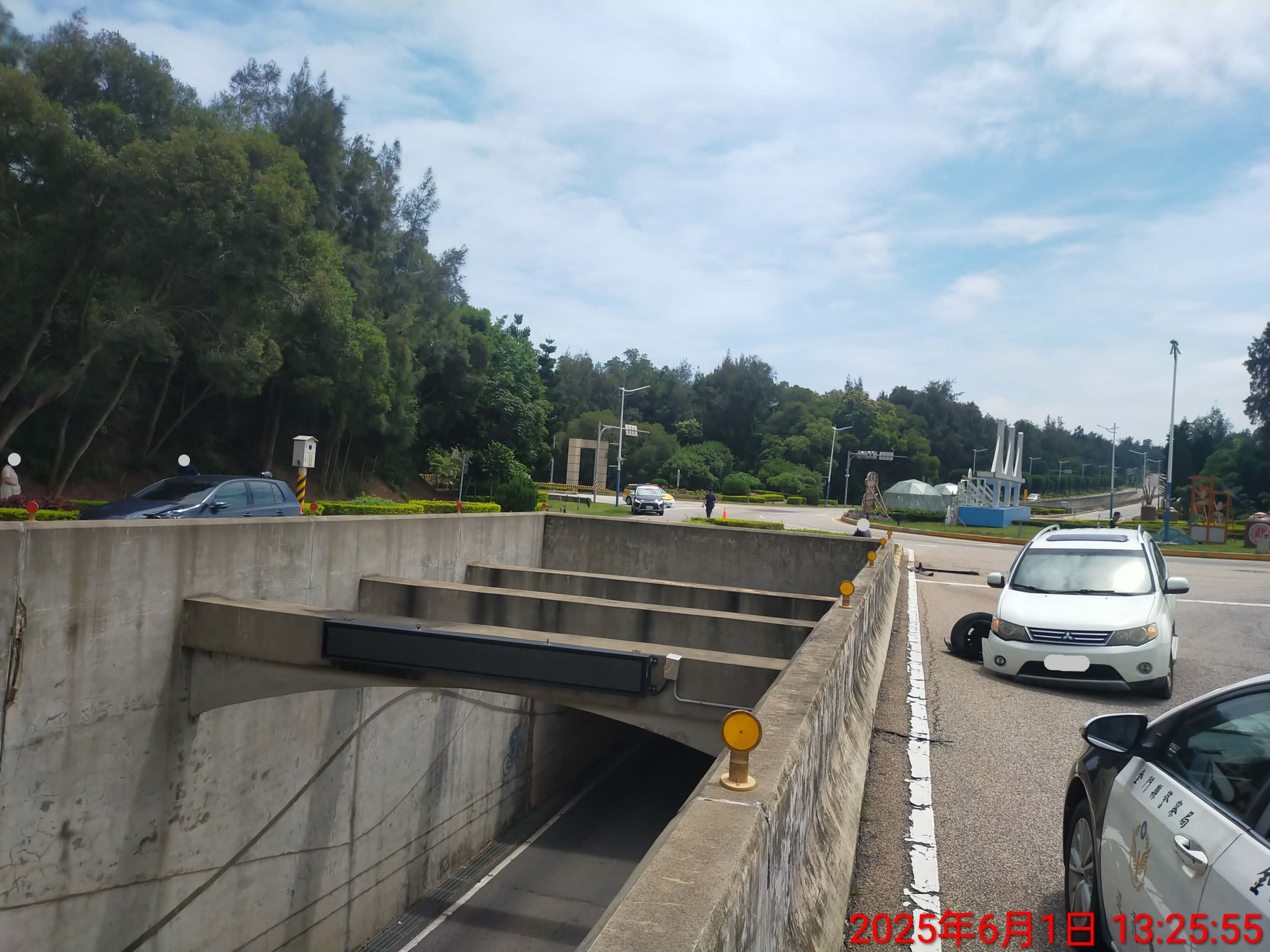 金門機場圓環兩車擦撞 車頭毀 金門機場圓環兩車擦撞 車頭毀
