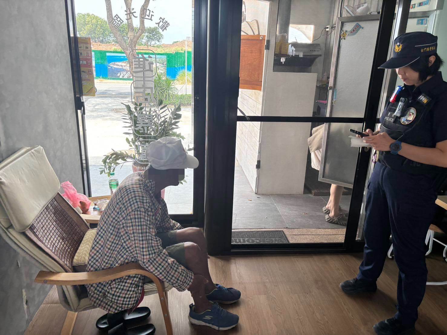 颱風天老人獨行尋友迷失 金門警協助接送返家 颱風天老人獨行尋友迷失 金門警協助接送返家