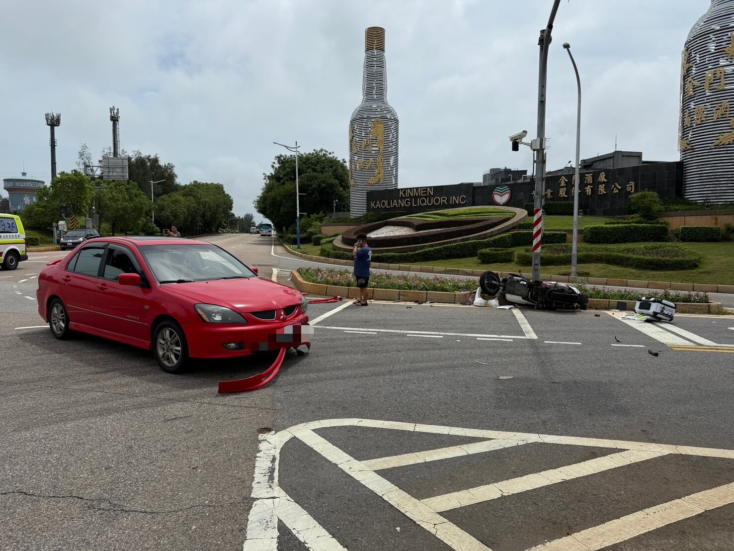 搶快!外送員直撞轎車噴飛重傷送醫,機車全毀 搶快!外送員直撞轎車噴飛重傷送醫,機車全毀