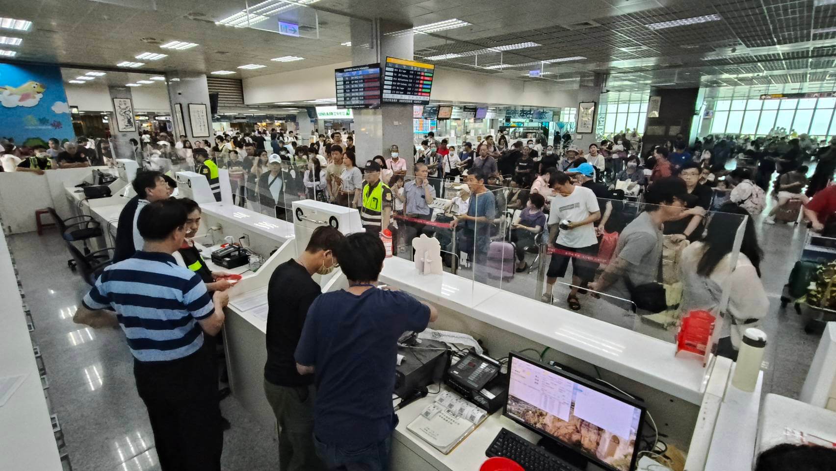 漢光首日,陳玉珍與國防部協調軍機疏運金門滯留旅客 漢光首日,陳玉珍與國防部協調軍機疏運金門滯留旅客