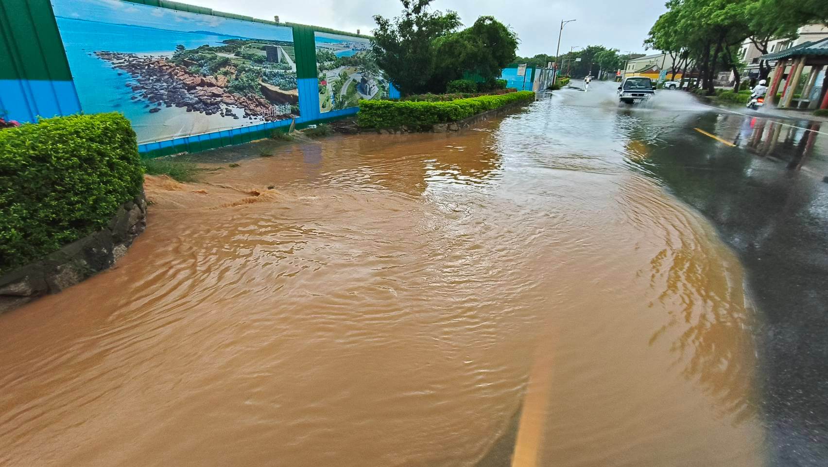 金門再降爆雨,道路變水路.機車拋錨.門前變小河 金門再降爆雨,道路變水路.機車拋錨.門前變小河