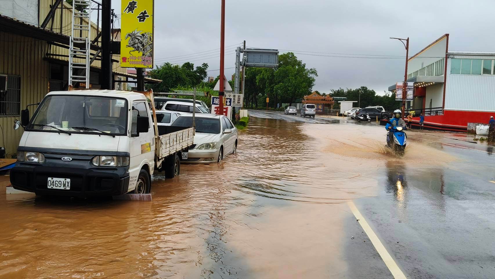 金門再降爆雨,道路變水路.機車拋錨.門前變小河 金門再降爆雨,道路變水路.機車拋錨.門前變小河