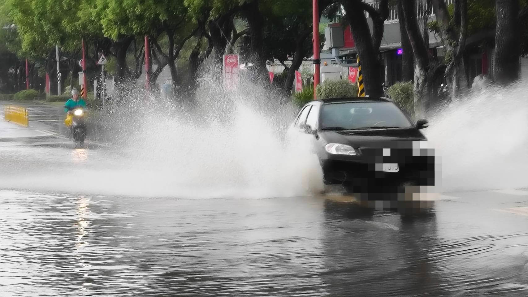 金門再降爆雨，道路變水路.機車拋錨.門前變小河