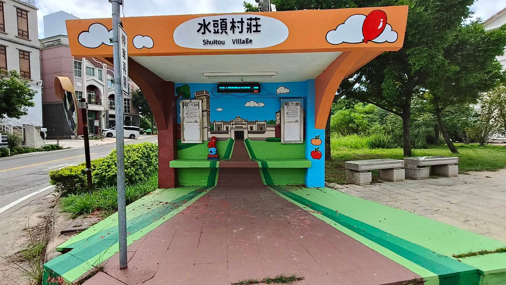 水頭3D候車亭換新風貌 王明宗巧手展現得月樓意象 水頭3D候車亭換新風貌 王明宗巧手展現得月樓意象
