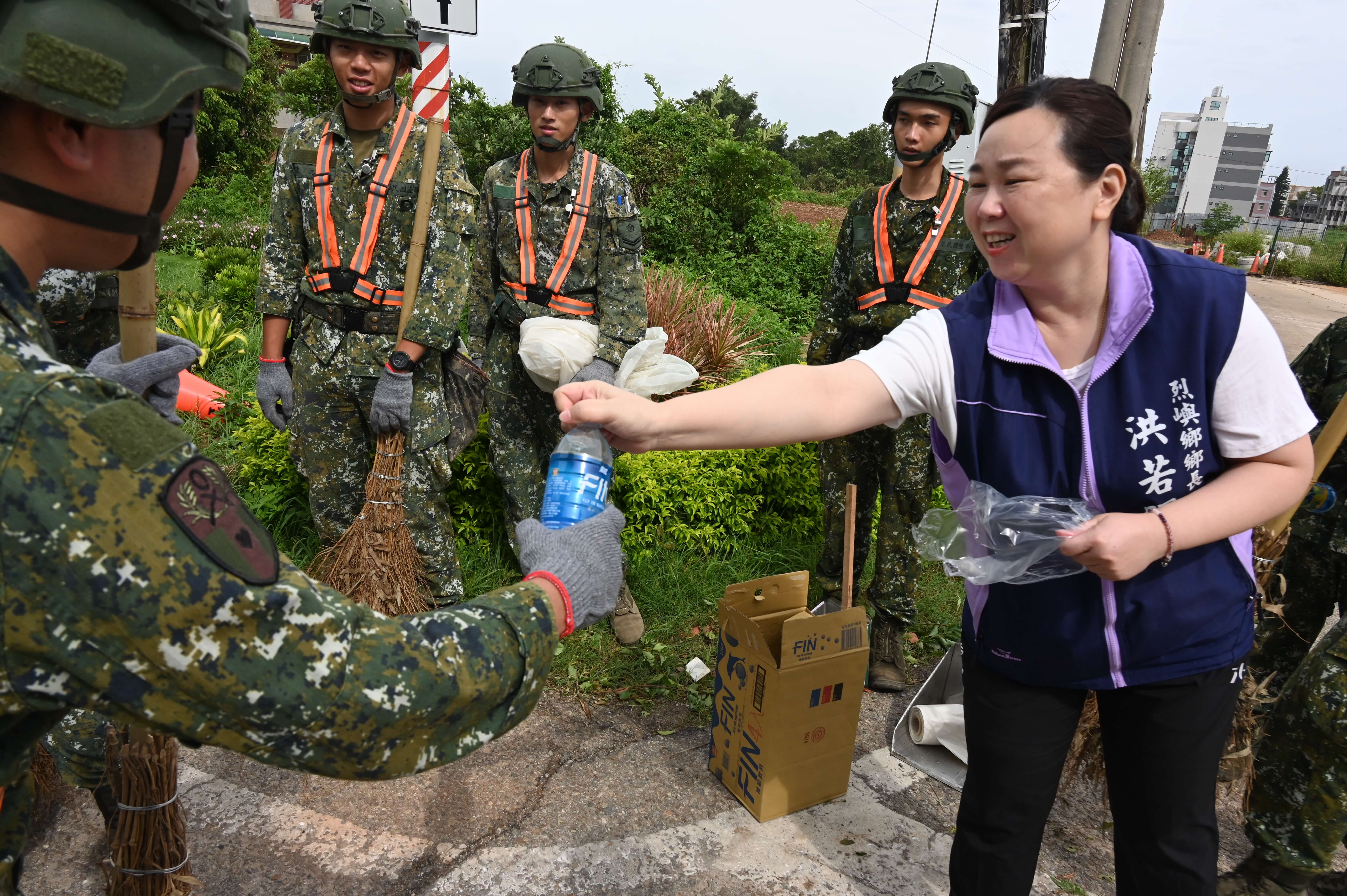 楊柳肆虐金門傳22件災情 金防部官兵清理街道 楊柳肆虐金門傳22件災情 金防部官兵清理街道