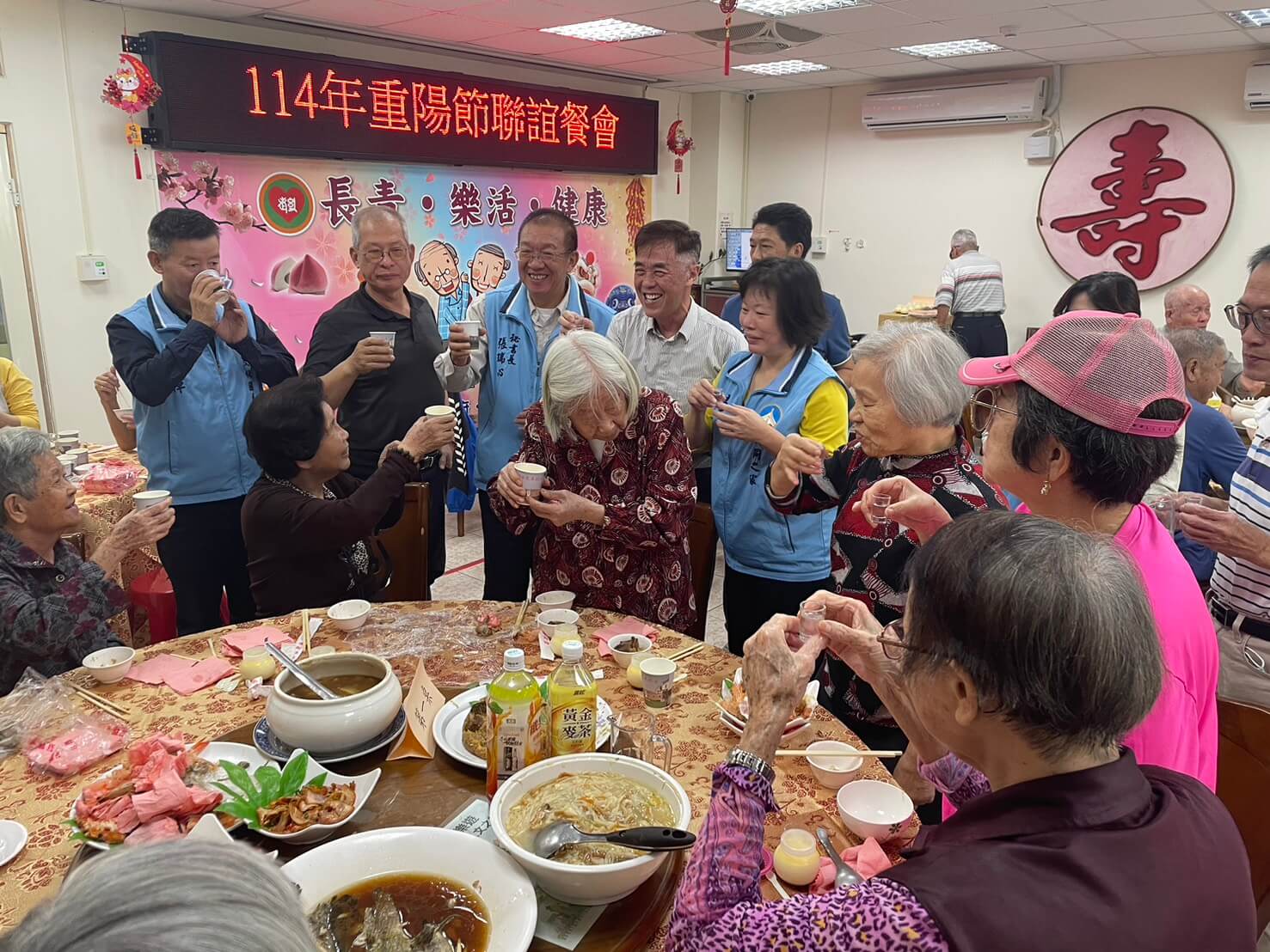 金門縣大同之家重陽節餐會洋溢溫情，長者笑顏滿面、敬老情意暖人心