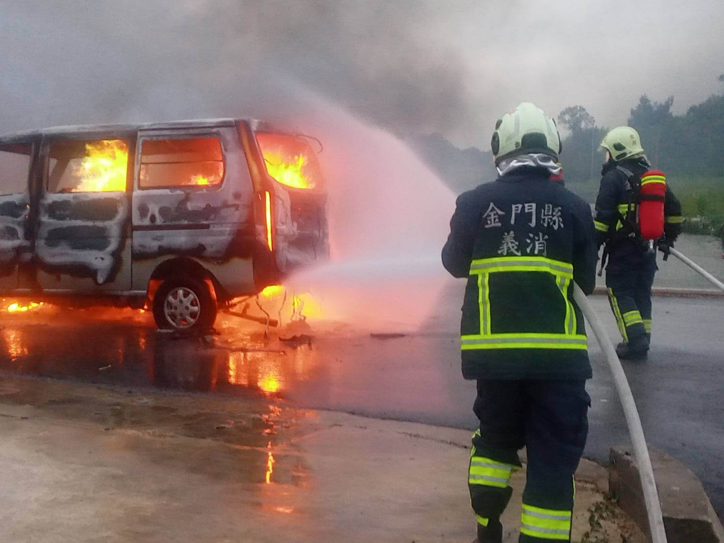 金湖水庫旁汽車火警 一名駕駛明顯死亡 金湖水庫旁汽車火警 一名駕駛明顯死亡