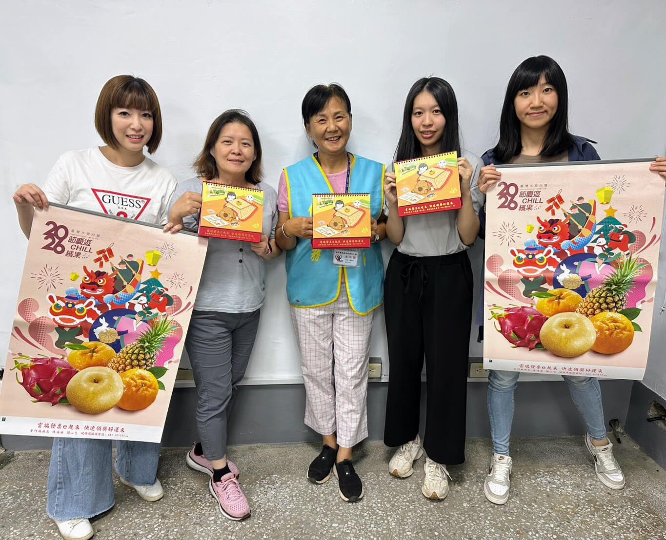 捐發票兌115年水果月曆及三角桌曆