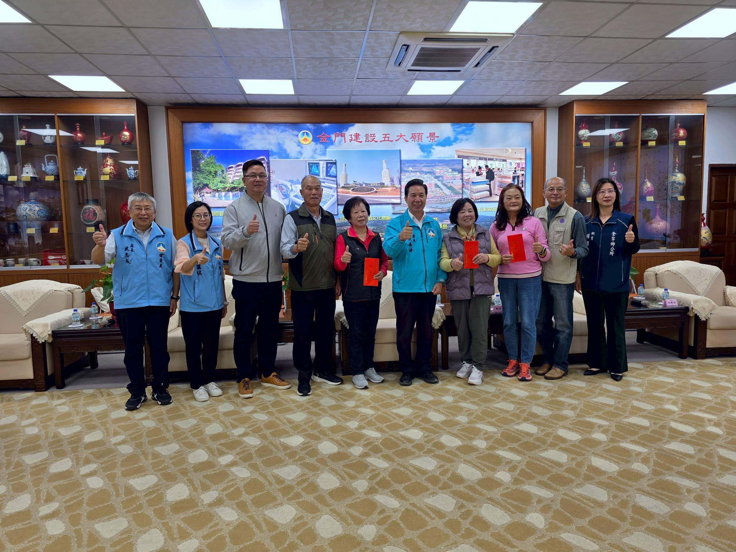 金門縣志工田麗莉、陳蓮、劉秀華榮獲「全國志願服務獎勵金牌獎」縣長致贈程儀並表揚