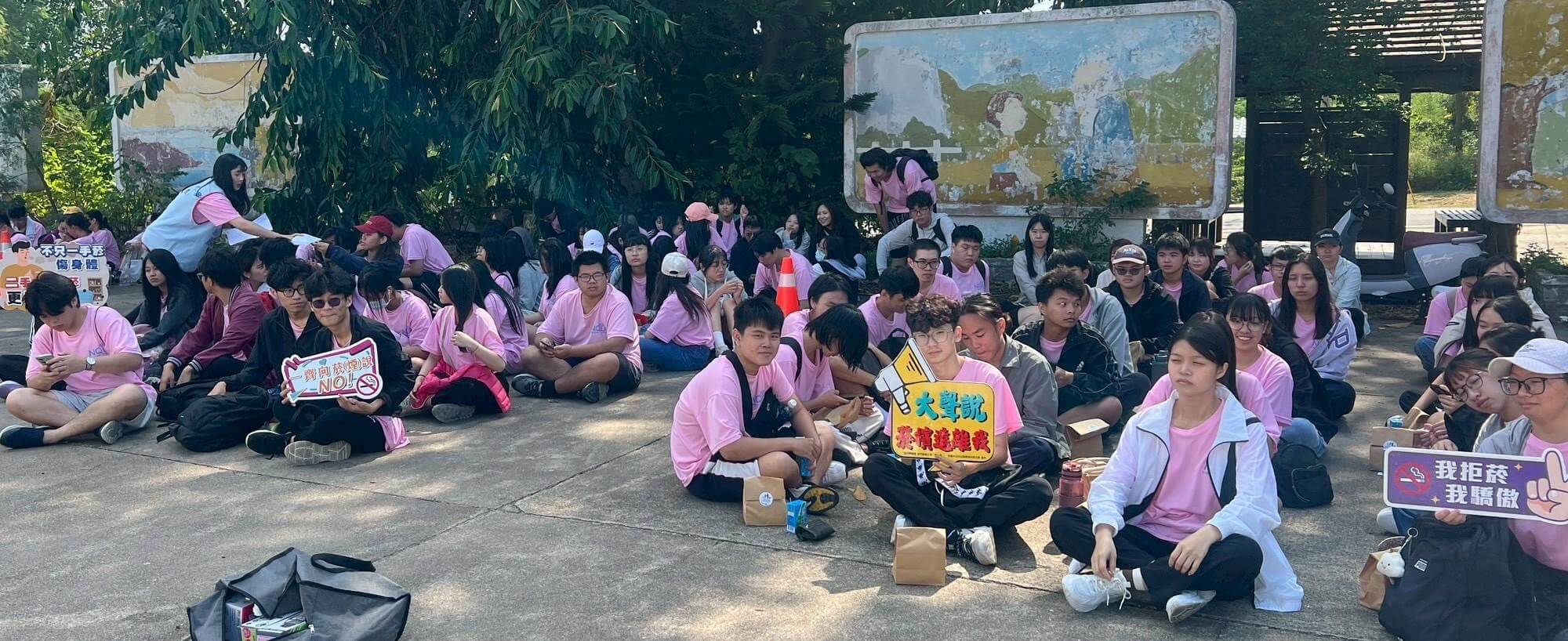 藉由此次登高淨山活動的機會，金大生輔組與軍訓室特別結合校外會對學生加強拒菸反毒與道路交通安全宣導。希望學生在金門都能快樂出門、平安回家。