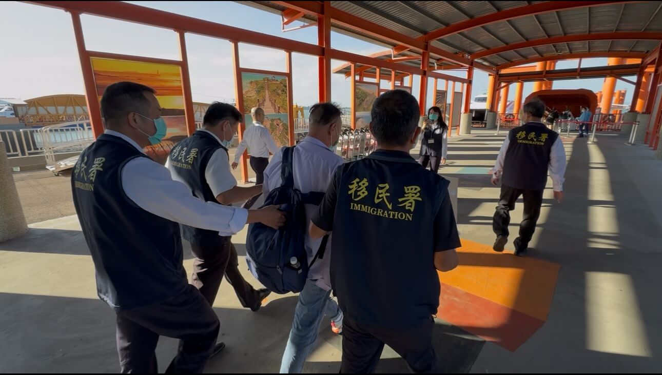 陸籍男子於金門散布統戰傳單 移民署迅速查獲並遣返 陸籍男子於金門散布統戰傳單 移民署迅速查獲並遣返