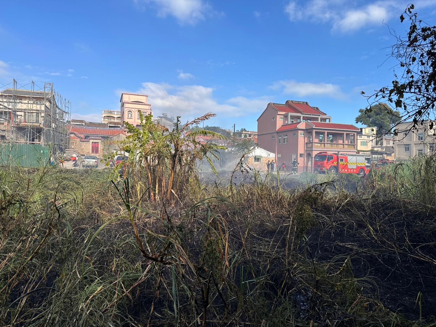 古崗村郊發生雜草火災 消防火勢迅速控制 古崗村郊發生雜草火災 消防火勢迅速控制