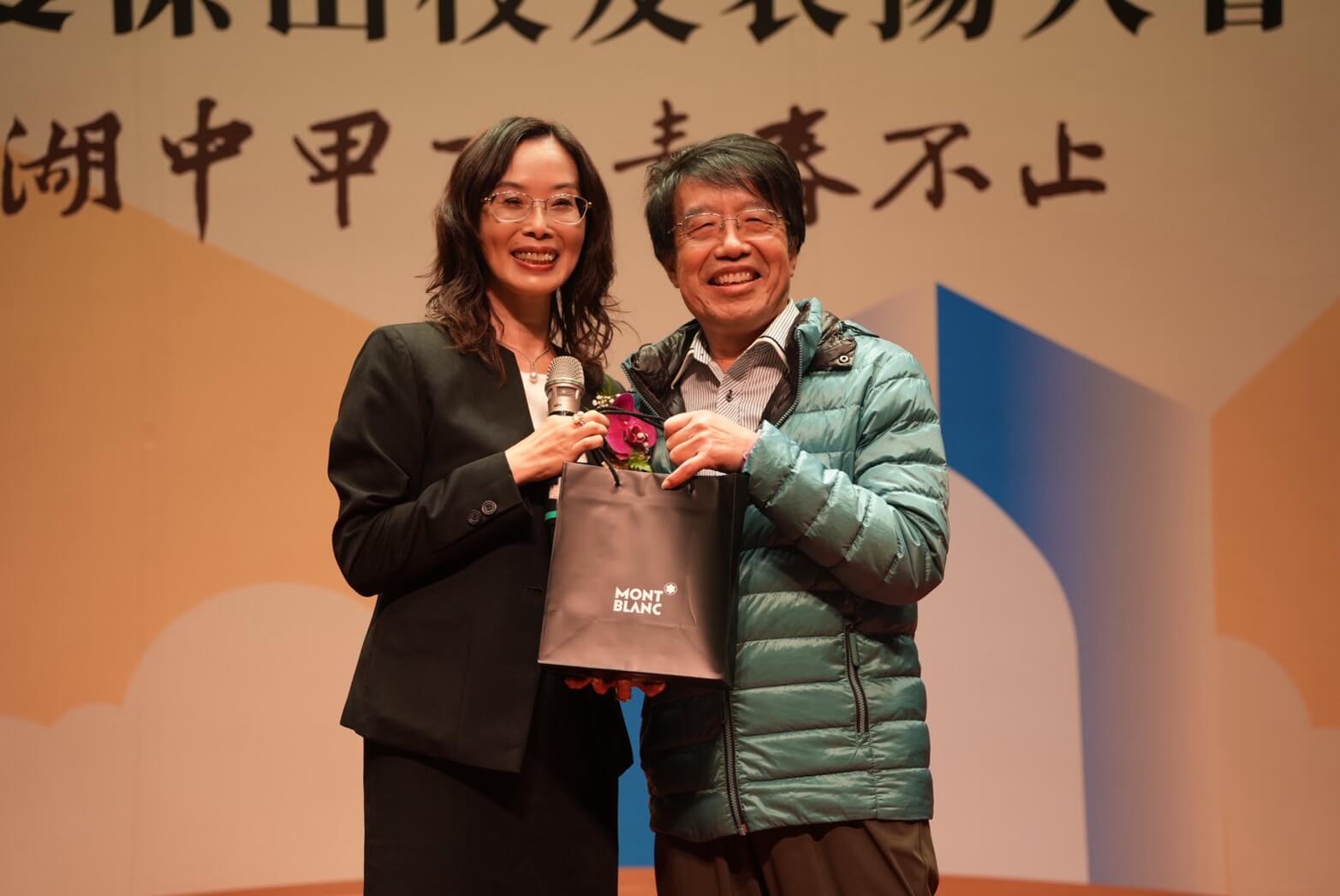 金湖國中六十週年校慶盛大登場 十八位傑出校友返校同賀 跨世代湖中情誼溫暖綻放 金湖國中六十週年校慶盛大登場 十八位傑出校友返校同賀 跨世代湖中情誼溫暖綻放