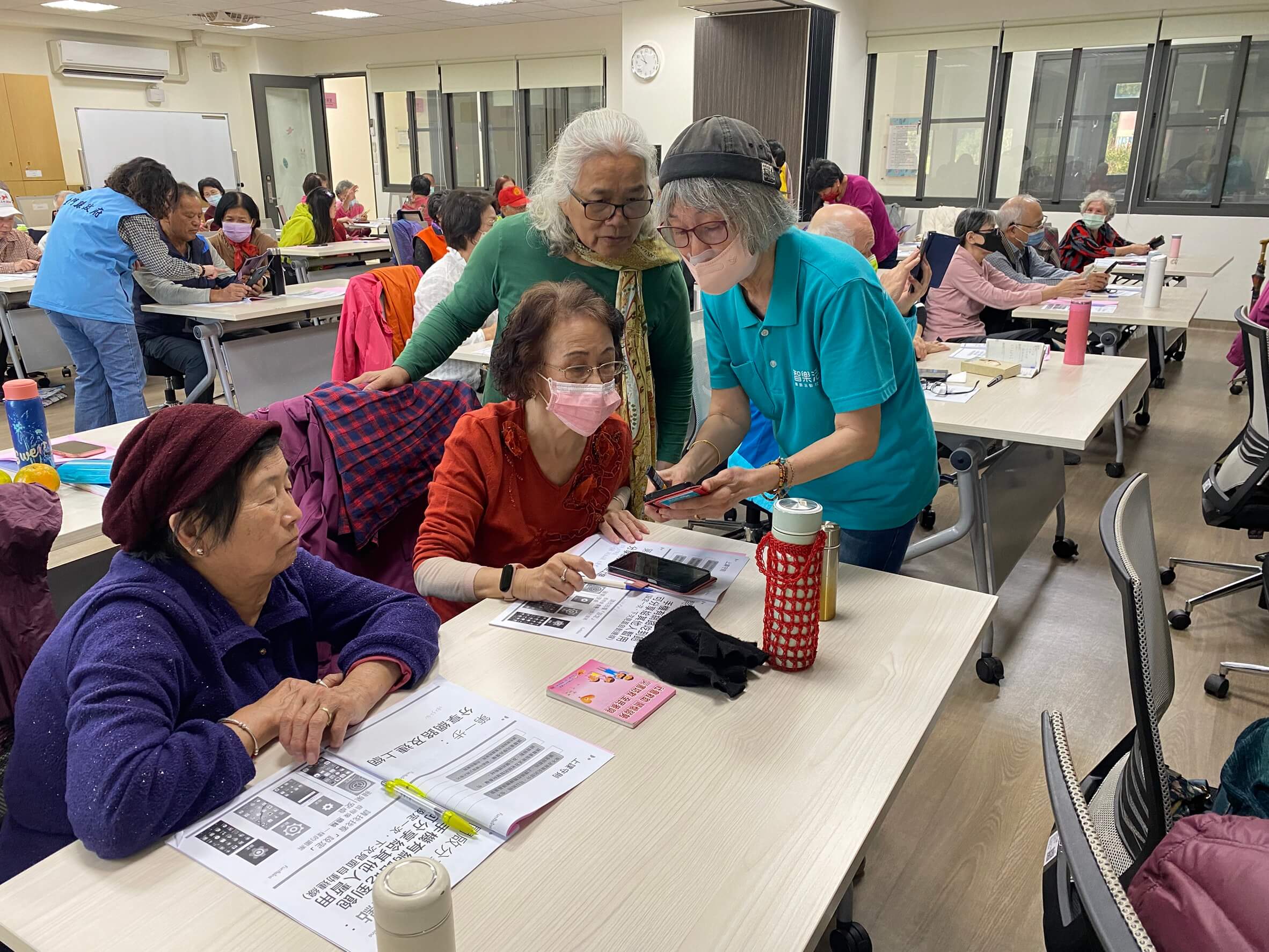 縣府辦理「樂齡數位新生活—手機社群軟體教育訓練」 協助高齡志工跨越數位鴻溝、提升生活便利性