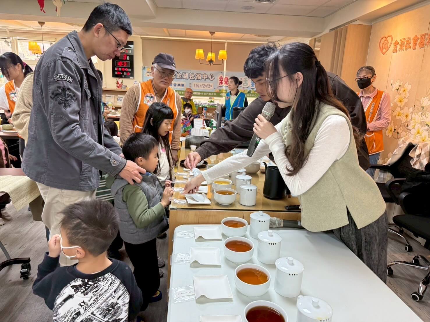 金湖社福中心辦理「親子品茗．茶香共樂」 以茶文化深化家庭互動與學習