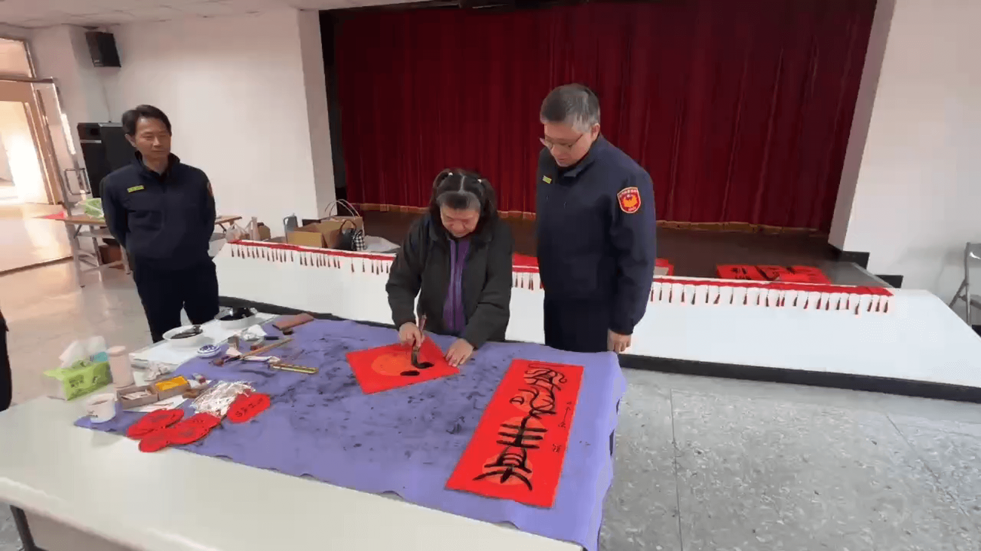 金警邀請書法名師揮毫 迎新納福提前感受年節氛圍 金警邀請書法名師揮毫 迎新納福提前感受年節氛圍