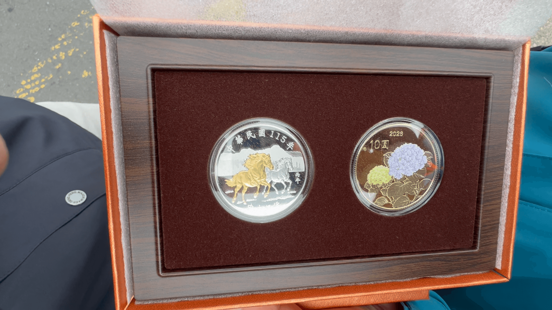 臺灣銀行發售馬年套幣 金門凌晨2點即有人排隊搶購 臺灣銀行發售馬年套幣 金門凌晨2點即有人排隊搶購