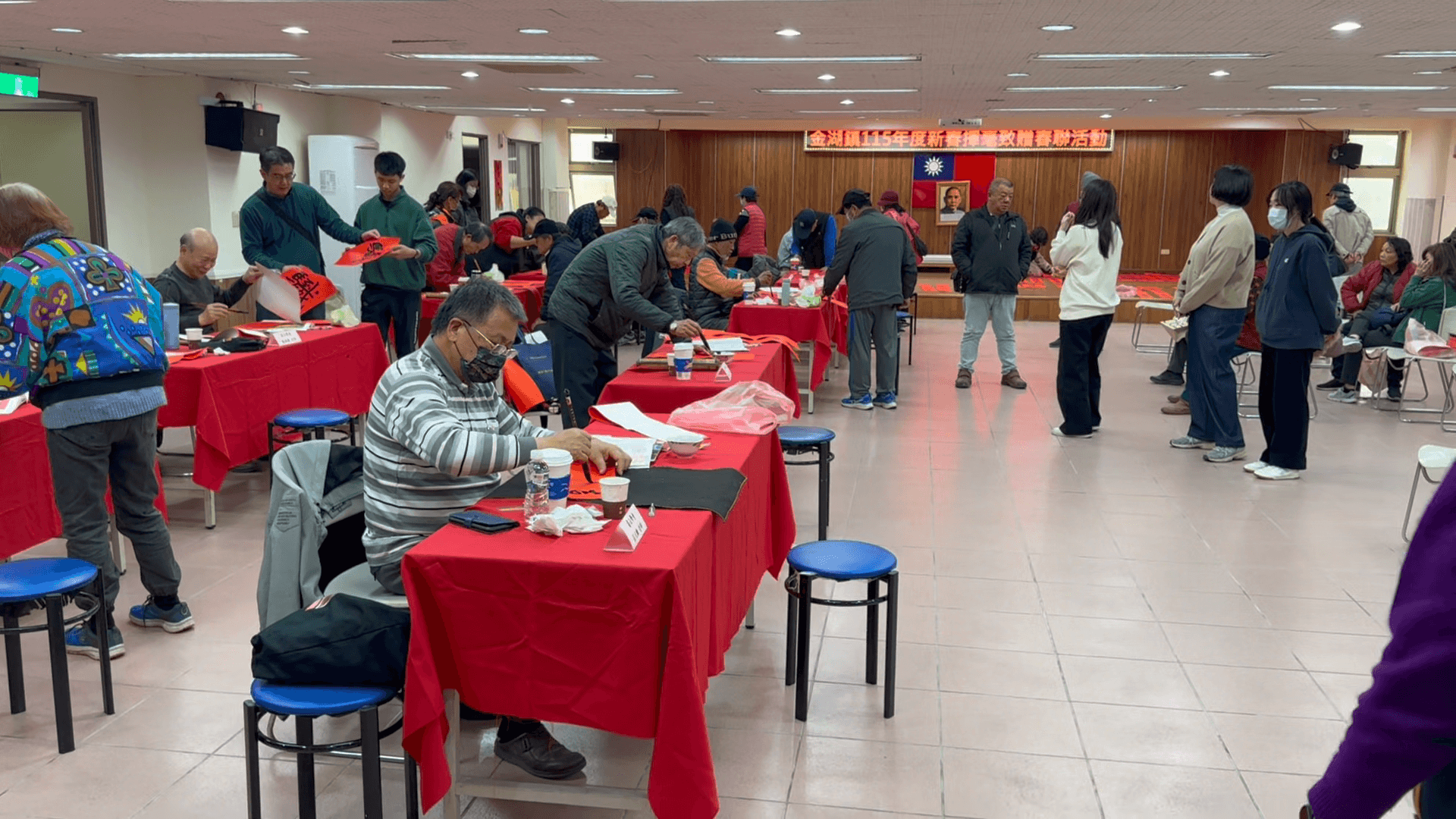 墨香迎新春 金湖鎮公所邀書法名師揮毫贈春聯 墨香迎新春 金湖鎮公所邀書法名師揮毫贈春聯