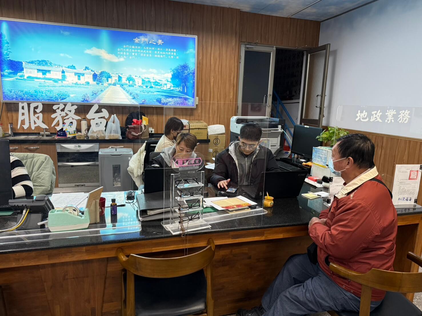 「縣府攜手鄉鎮公所協助115年春節臺金訂票,共服務144人次、完成327張機票,續爭第三波加班機」 「縣府攜手鄉鎮公所協助115年春節臺金訂票,共服務144人次、完成327張機票,續爭第三波加班機」