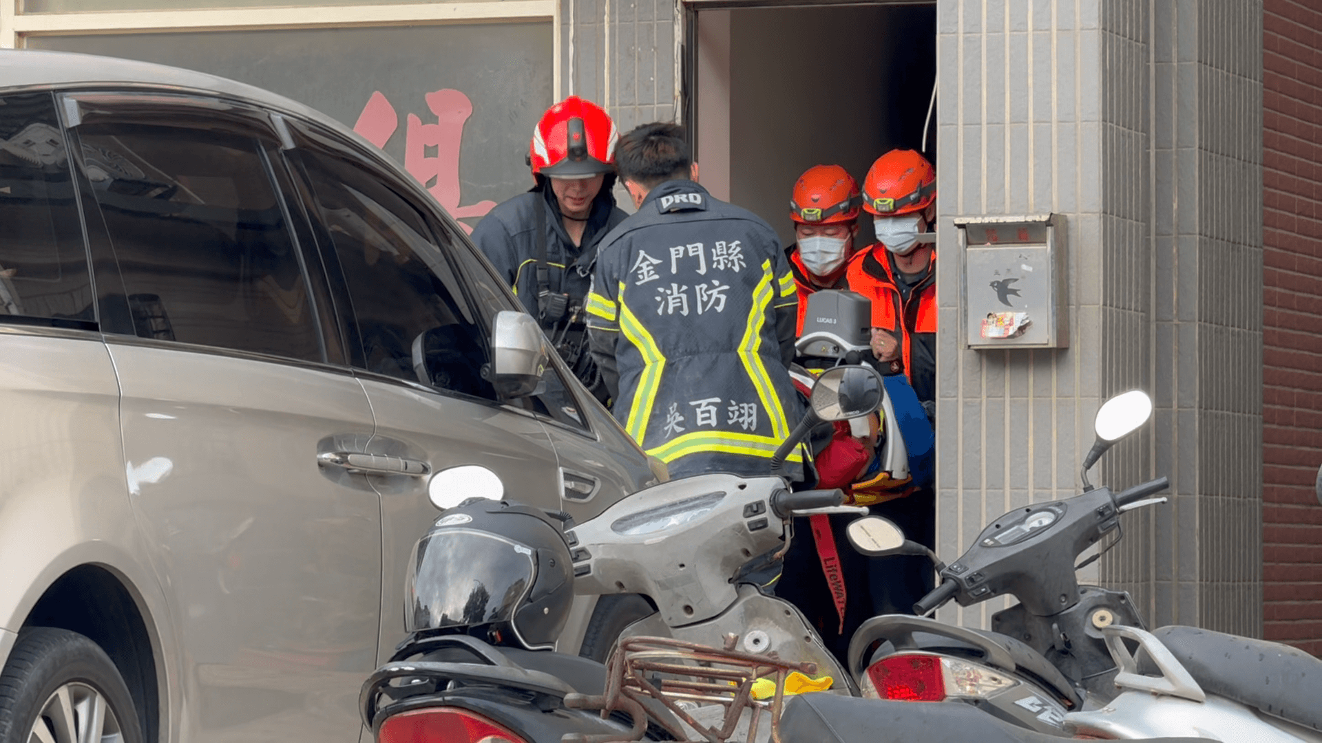 市港路民宅急病救護 消防局破門搶救送醫