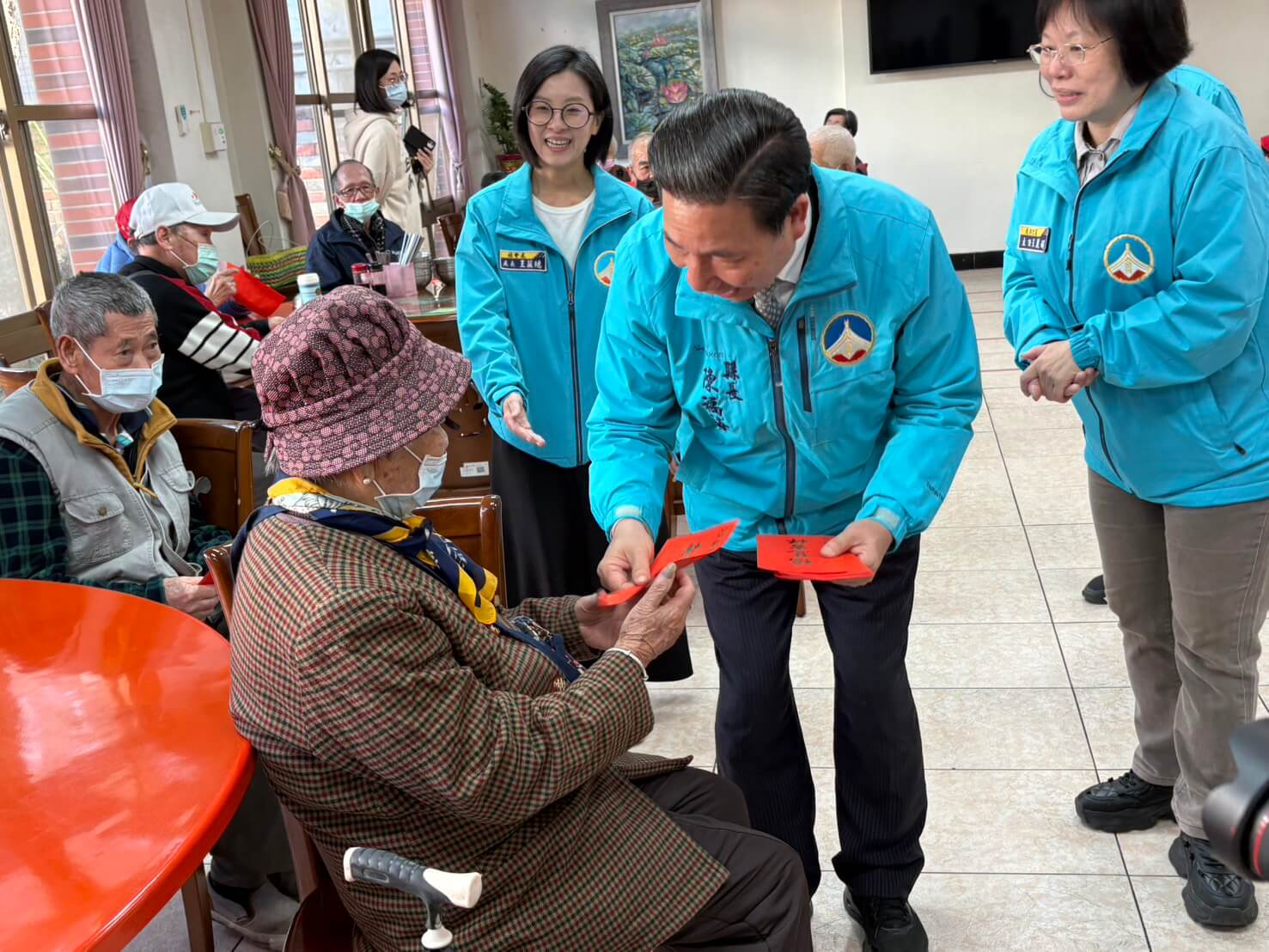 金門縣長陳福海春節前夕慰問老人及身障福利機構　致贈加菜金傳遞關懷