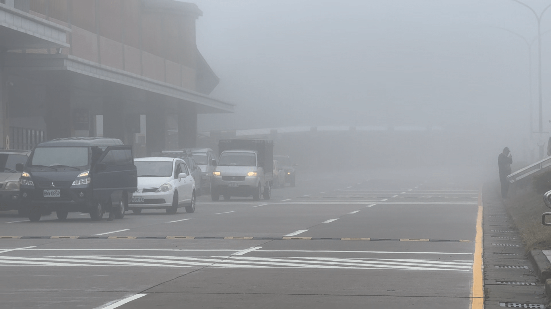 金門濃霧注意航班船班 駕駛應留意路況加強行車安全 金門濃霧注意航班船班 駕駛應留意路況加強行車安全