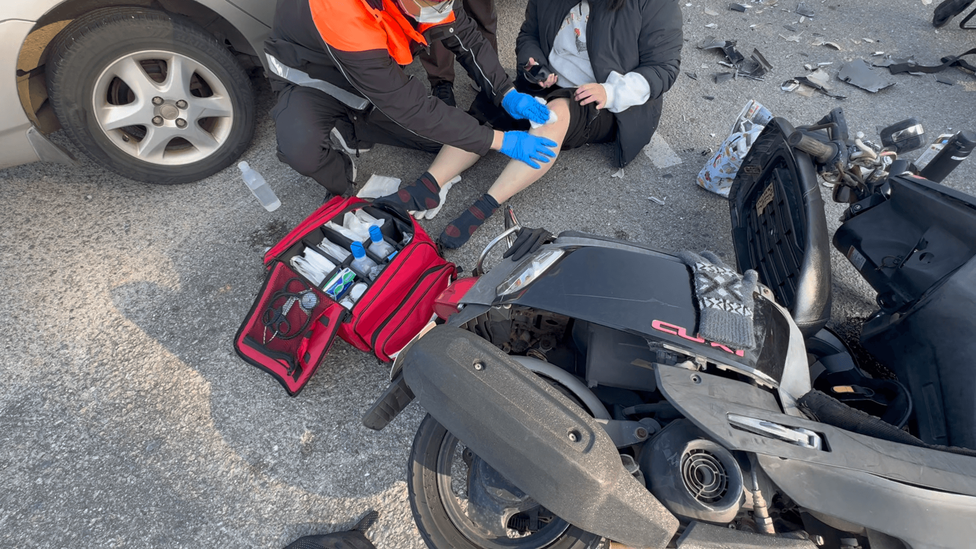 金湖三多路口汽機車碰撞　機車騎士腿骨裂送醫