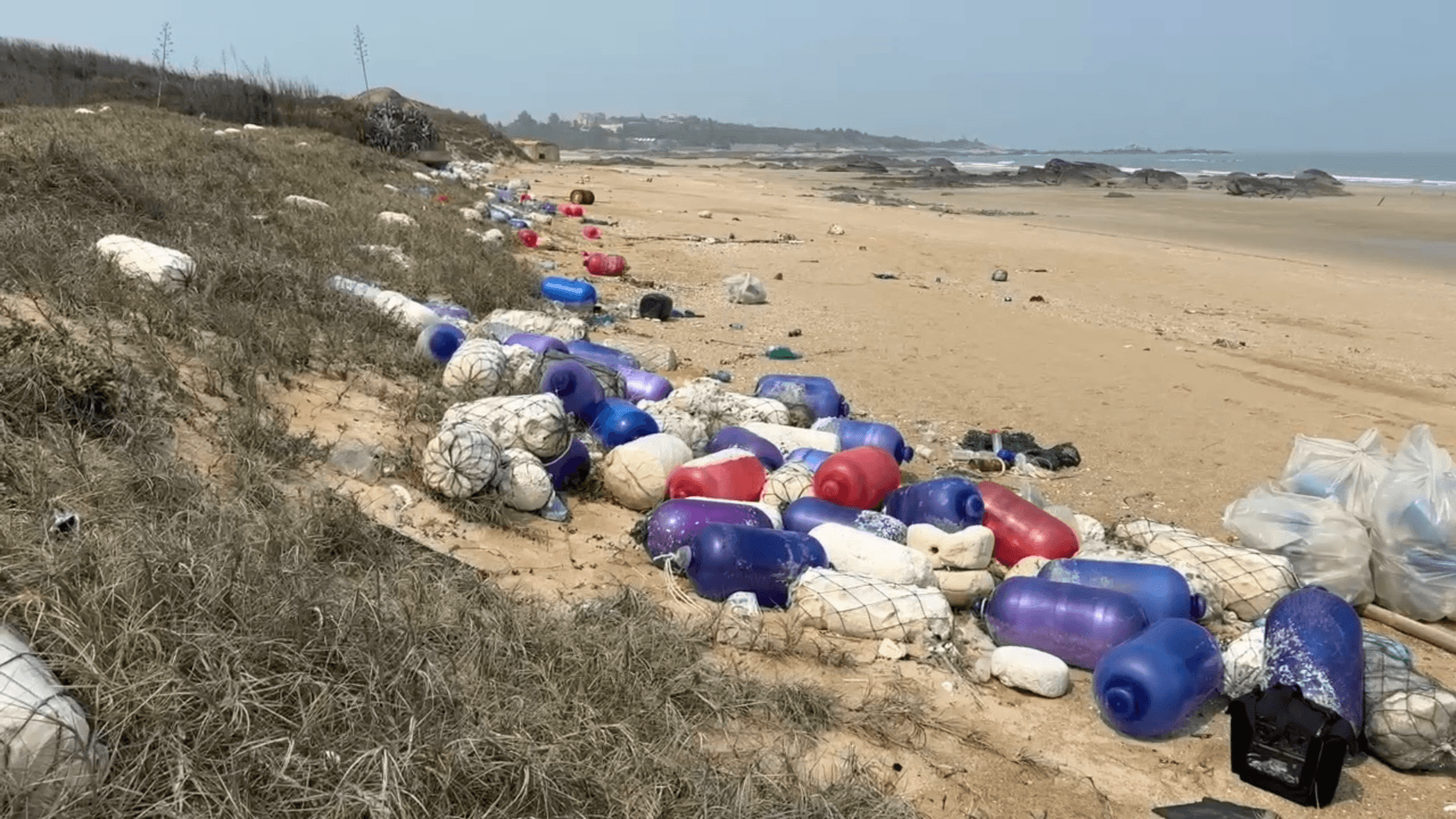 浯江溪怪手受困泥灘 縣府研議加速移除防污染 浯江溪怪手受困泥灘 縣府研議加速移除防污染