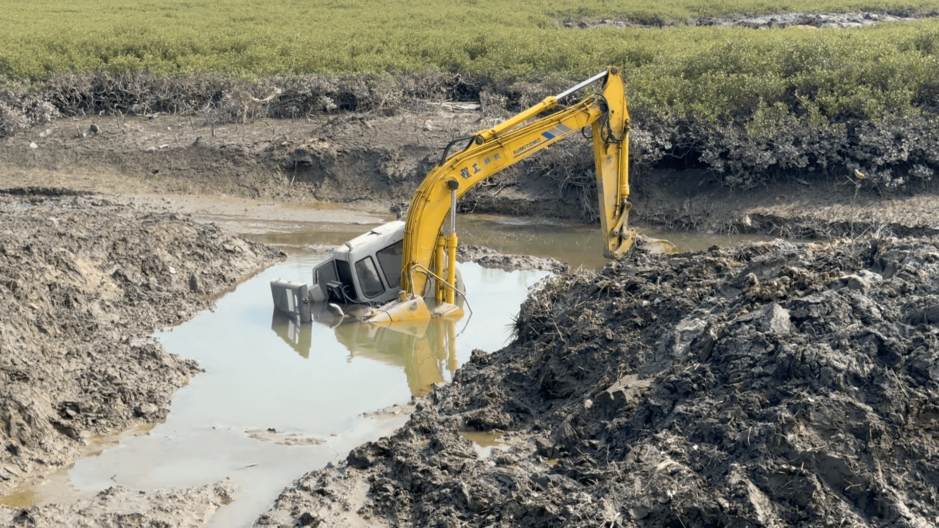 浯江溪怪手受困泥灘 縣府研議加速移除防污染 浯江溪怪手受困泥灘 縣府研議加速移除防污染