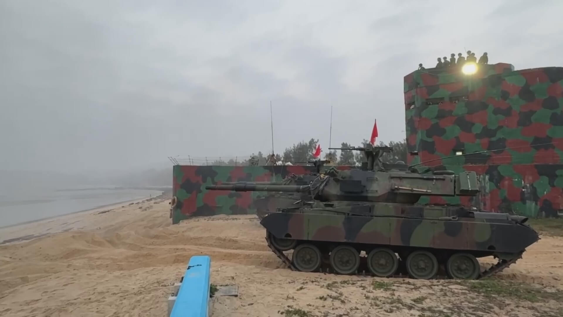 金門拂曉太武操演　火砲實彈射擊模擬敵登陸作戰