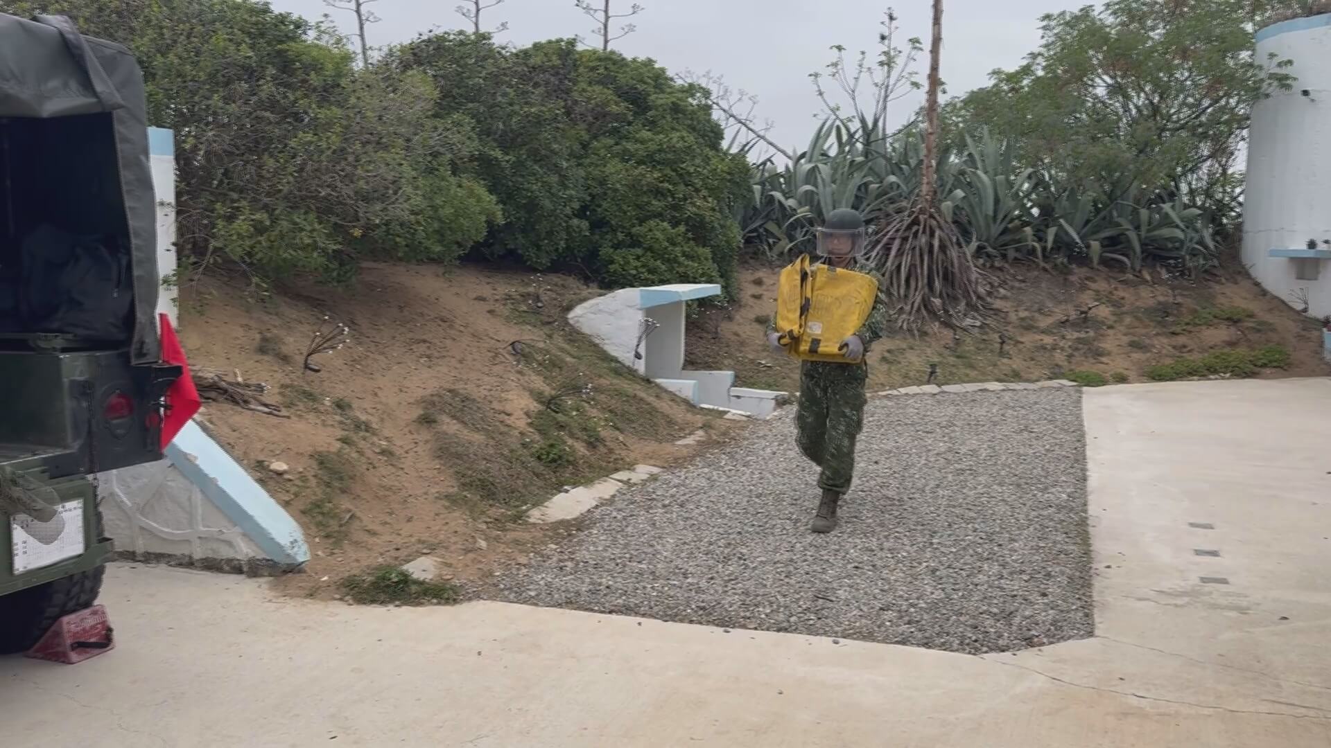 海邊發現未爆彈 軍方拆彈專家前往移除