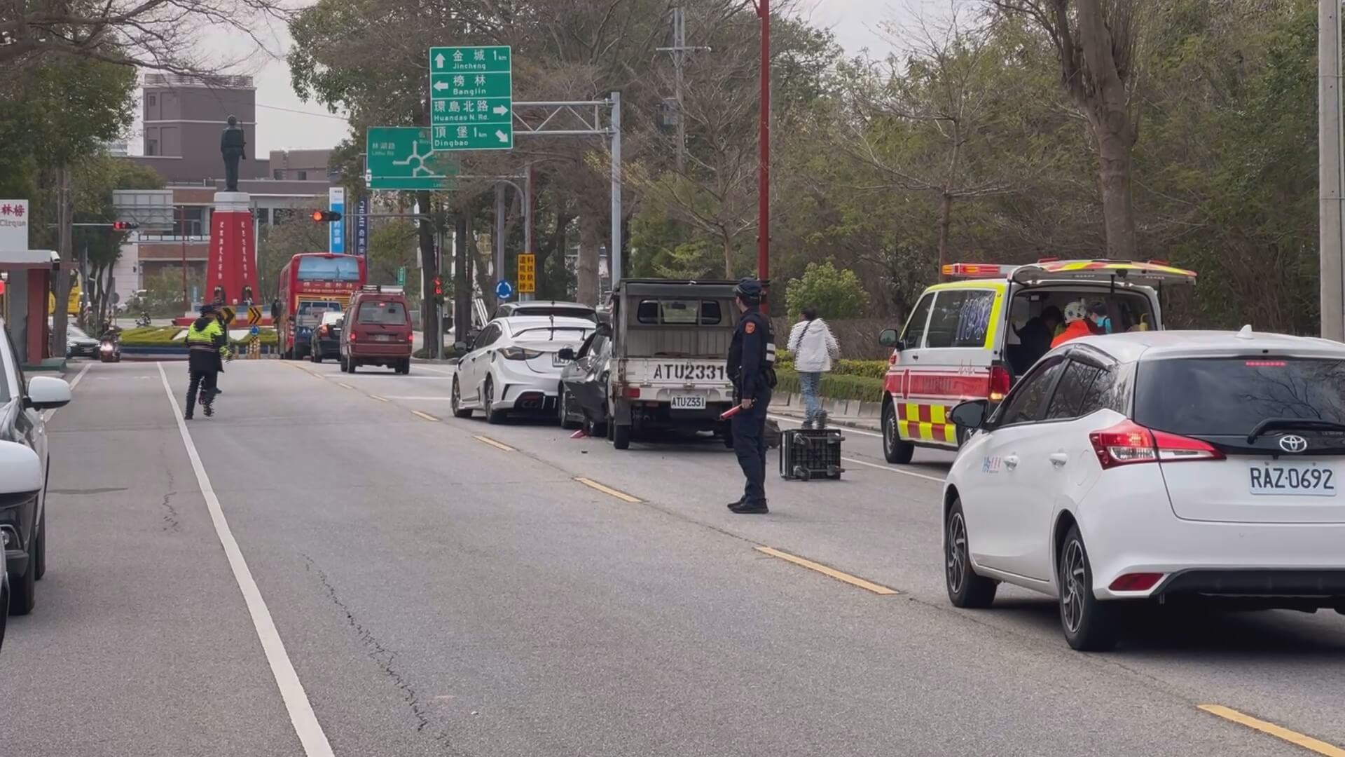 金門伯玉路4車連環撞　小貨車駕駛撞上擋風玻璃送醫