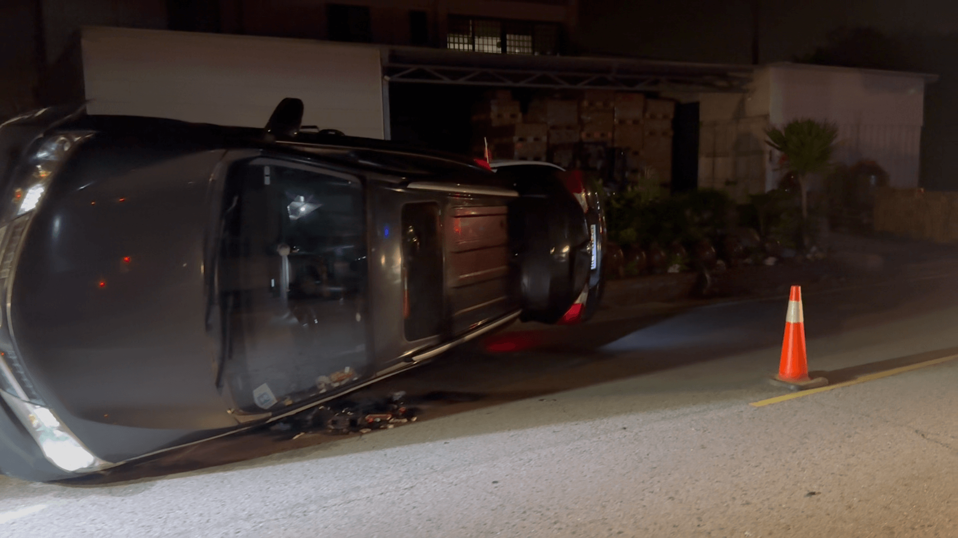 金寧林堡路自小客車自撞翻覆　駕駛與乘客輕傷