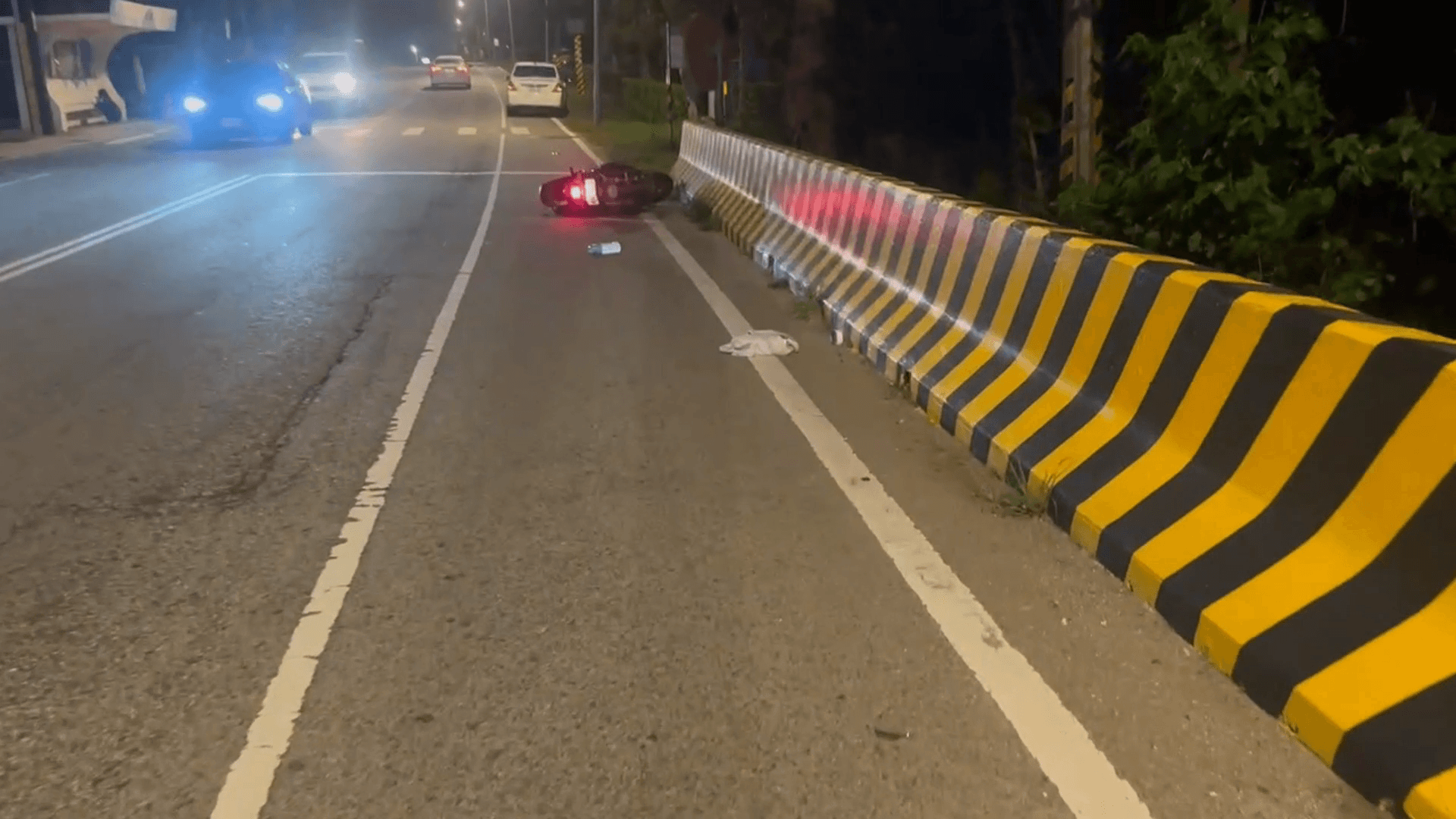 環島南路疑車速過快自撞護欄 騎士受傷送醫 環島南路疑車速過快自撞護欄 騎士受傷送醫