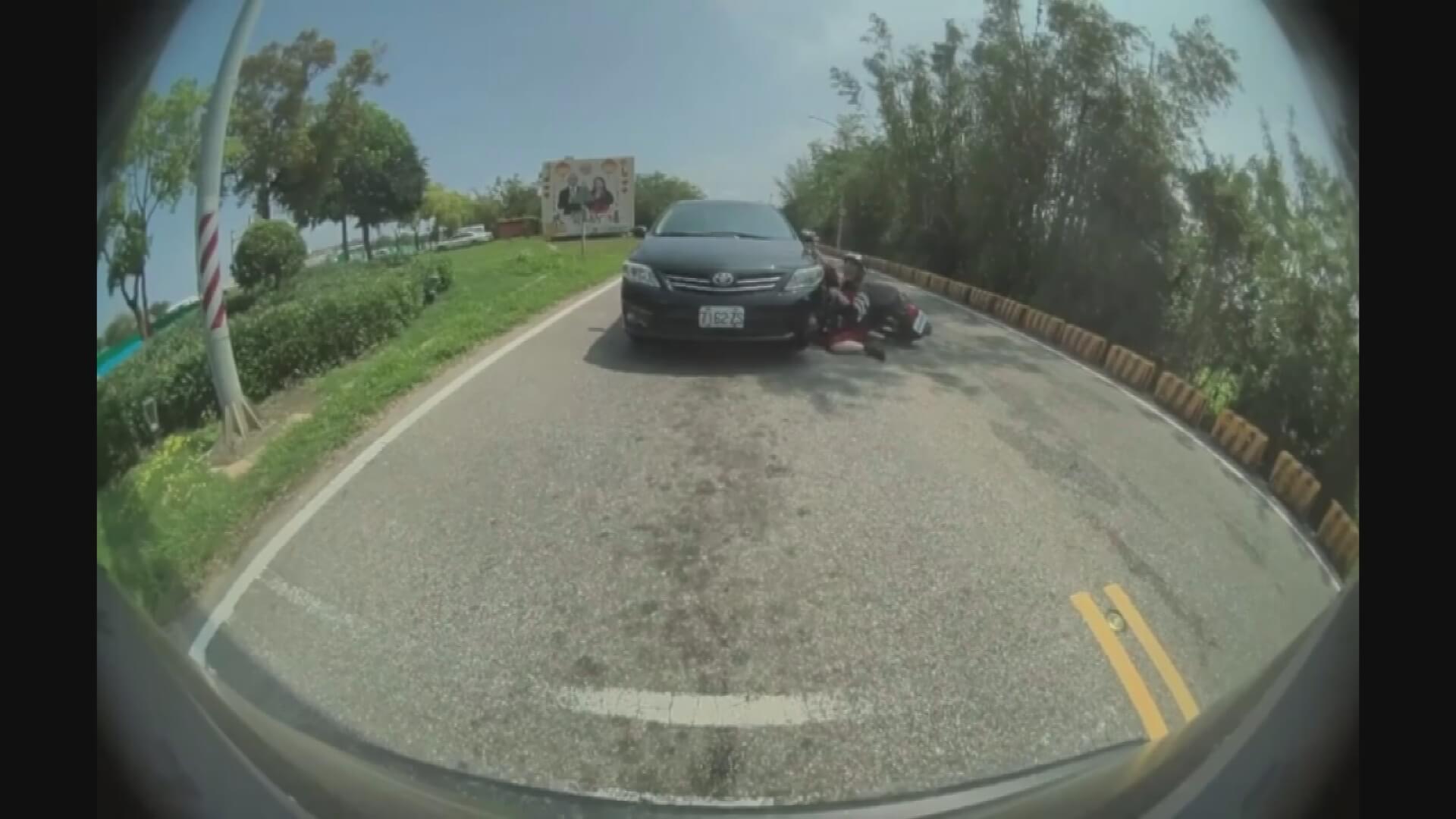 伯玉路桃園路段交通事故 自撞路緣石失控