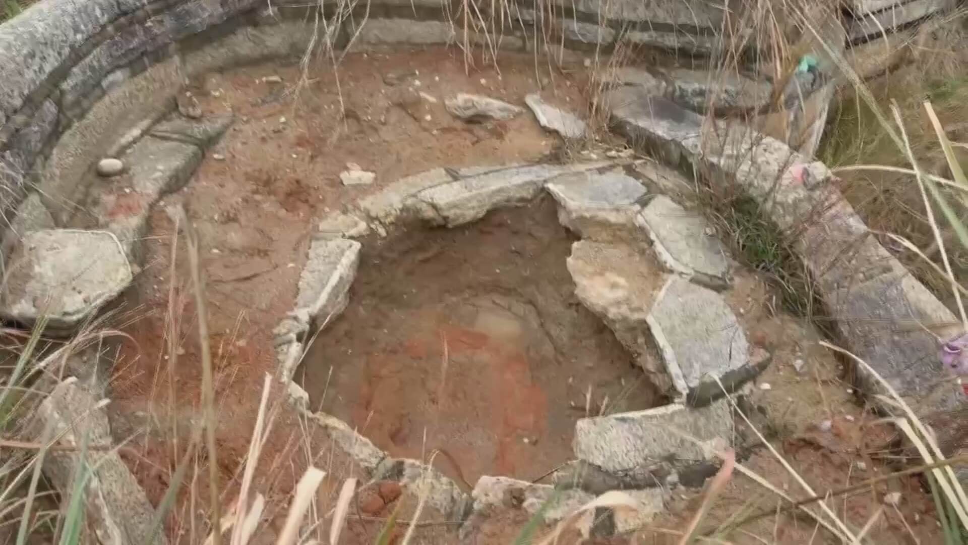 縣定古蹟陳顯墓遭破壞 陳福海會勘、拜拜祈早日破案 縣定古蹟陳顯墓遭破壞 陳福海會勘、拜拜祈早日破案