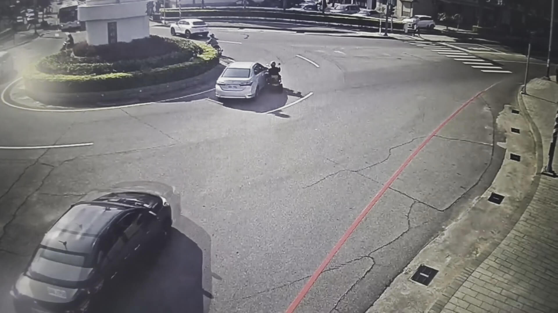 金門新市圓環車禍！轎車擦撞電動代步車婦人受傷送醫