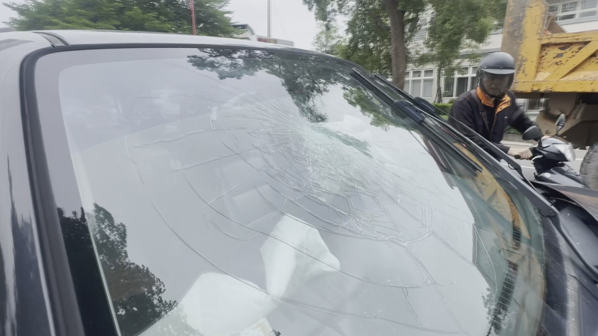 開到睡著? 金門伯玉路3車連撞 女駕駛受傷 開到睡著? 金門伯玉路3車連撞 女駕駛受傷