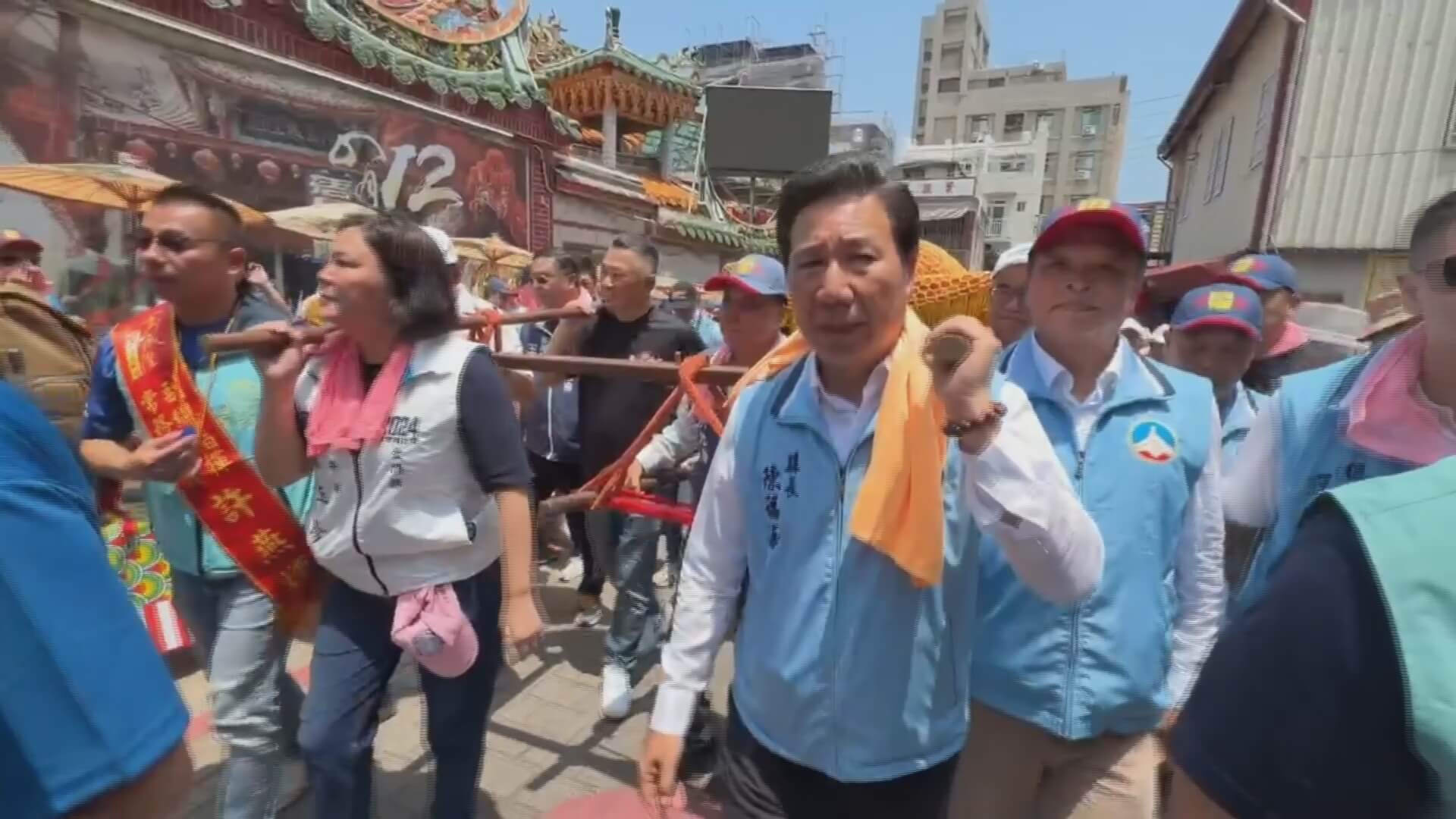 金門熱鬧迎城隍 陳福海、陳玉珍扛轎 金門熱鬧迎城隍 陳福海、陳玉珍扛轎