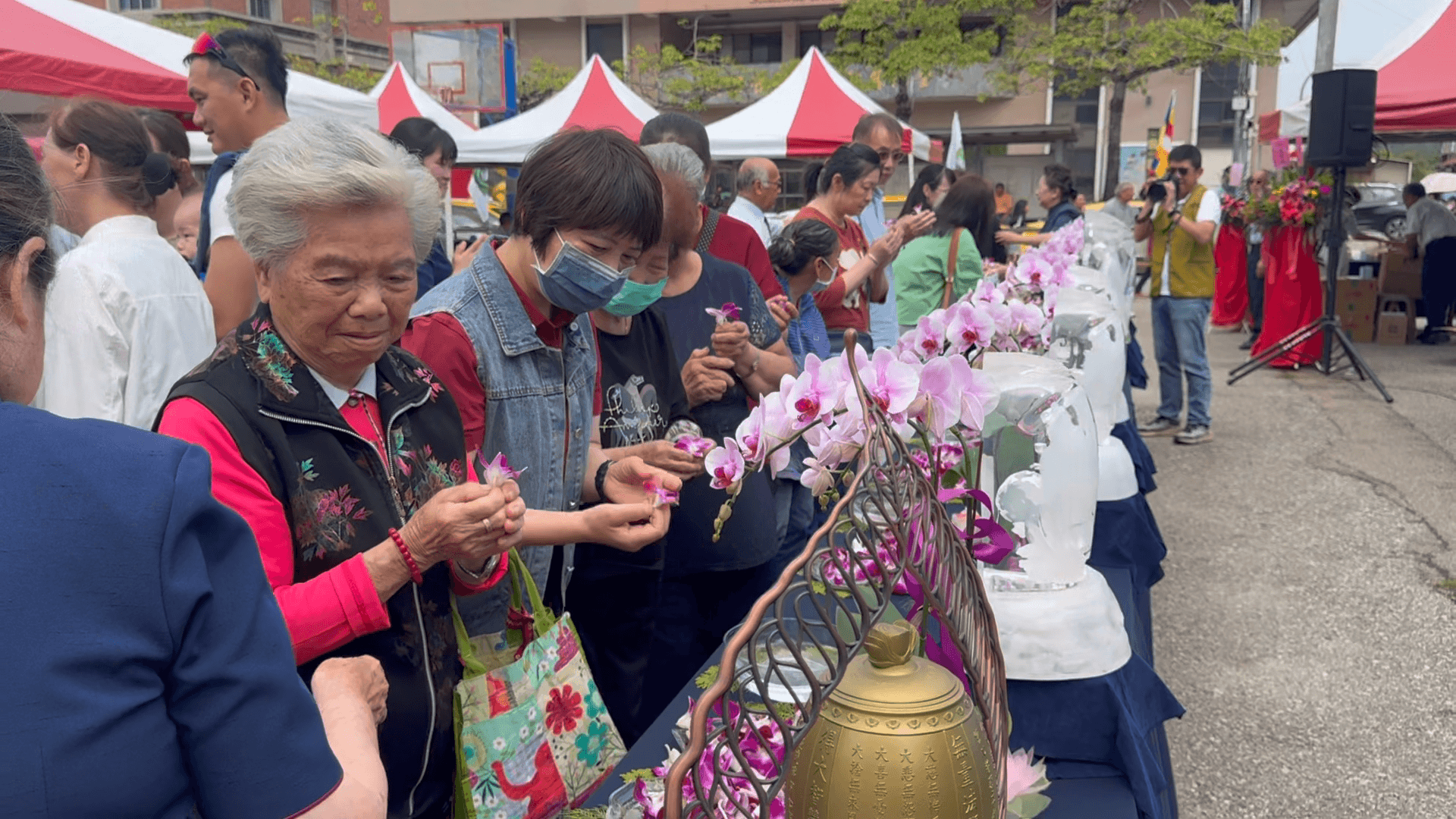 浴佛祈福傳善念 慈濟金門母親節孝親奉茶溫馨登場 浴佛祈福傳善念 慈濟金門母親節孝親奉茶溫馨登場