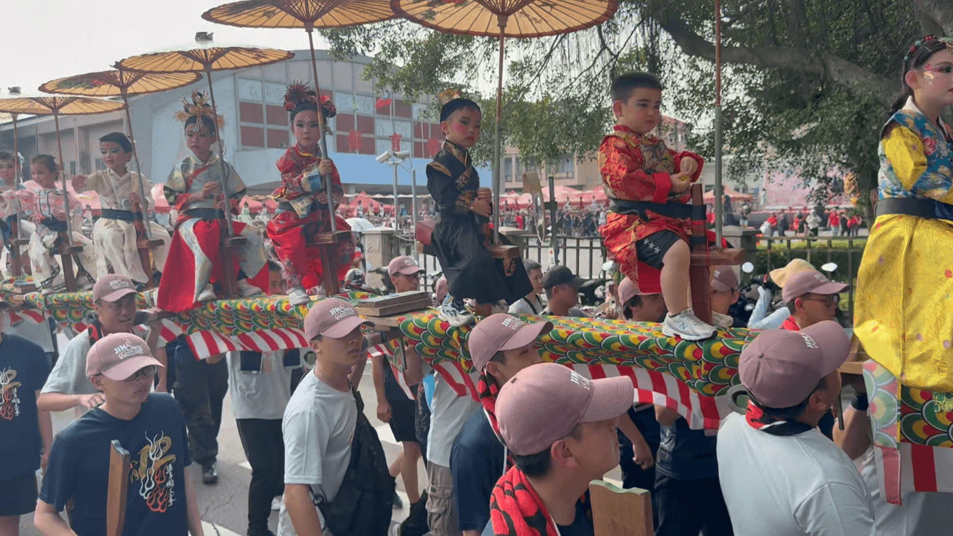 親子蜈蚣座熱鬧踩街 百名孩童化身妝人迎城隍 親子蜈蚣座熱鬧踩街 百名孩童化身妝人迎城隍
