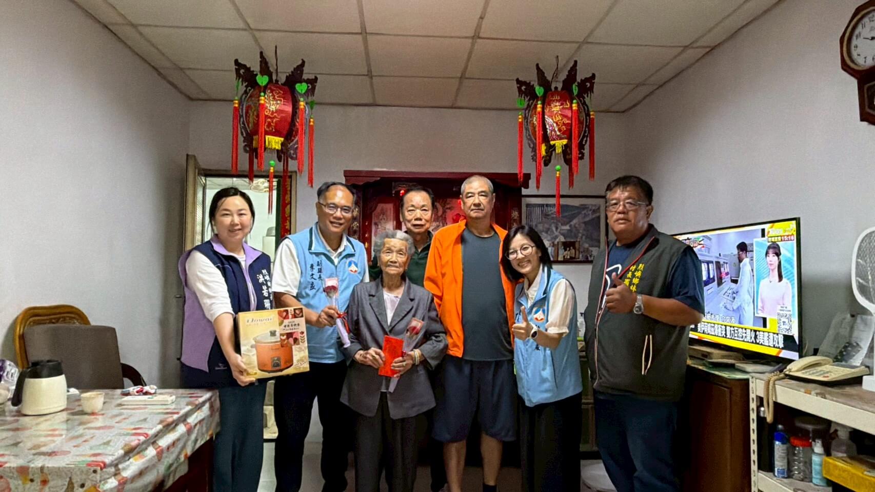 向偉大母愛致敬　縣府母親節前夕走訪高齡母親傳遞溫暖關懷