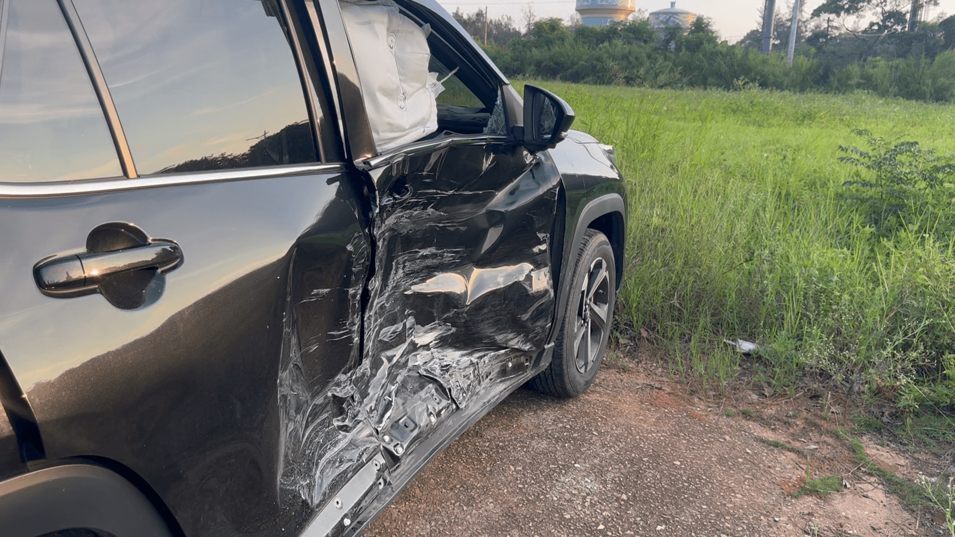 桃園路口兩車碰撞 1人受傷送醫無大礙 桃園路口兩車碰撞 1人受傷送醫無大礙