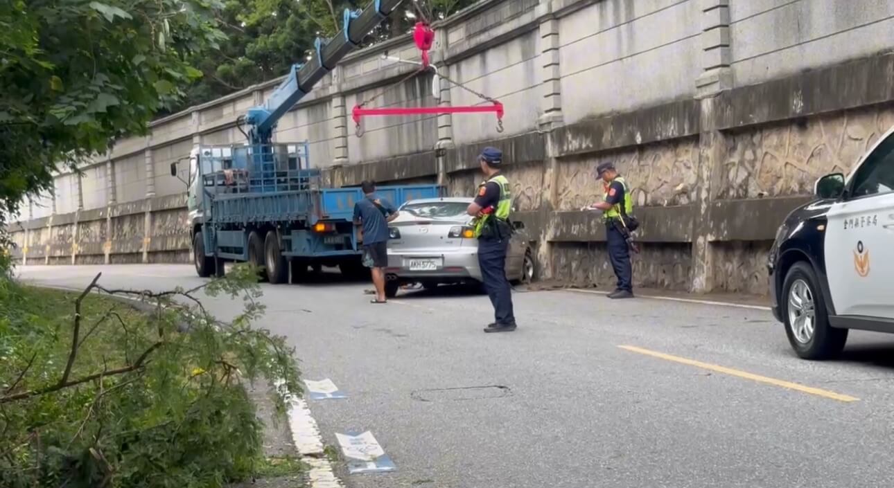 轎車撞上金門高中側牆　現場留車人卻失蹤
